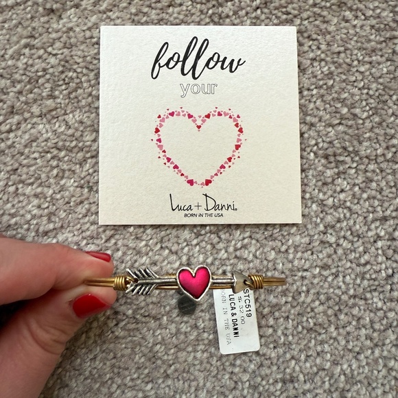 NWT Luca + Danni Follow Your Heart Red Heart Cupid’s Arrow Gold Bangle Bracelet - Picture 1 of 2